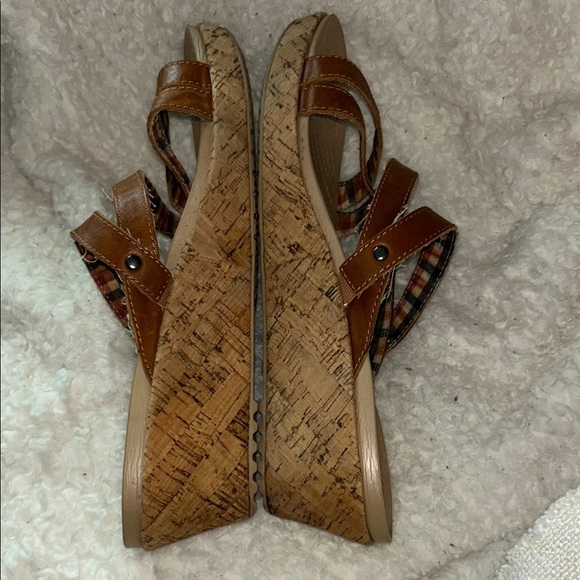 CROCS Brown Sandals with Crisscross Straps - Picture 2 of 8